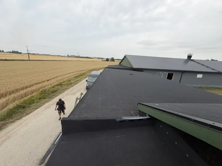 Papptak på en större lantbruksbyggnad – bild 1