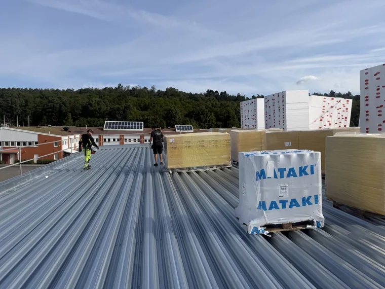 Material och takläggare på ett plåtunderlag